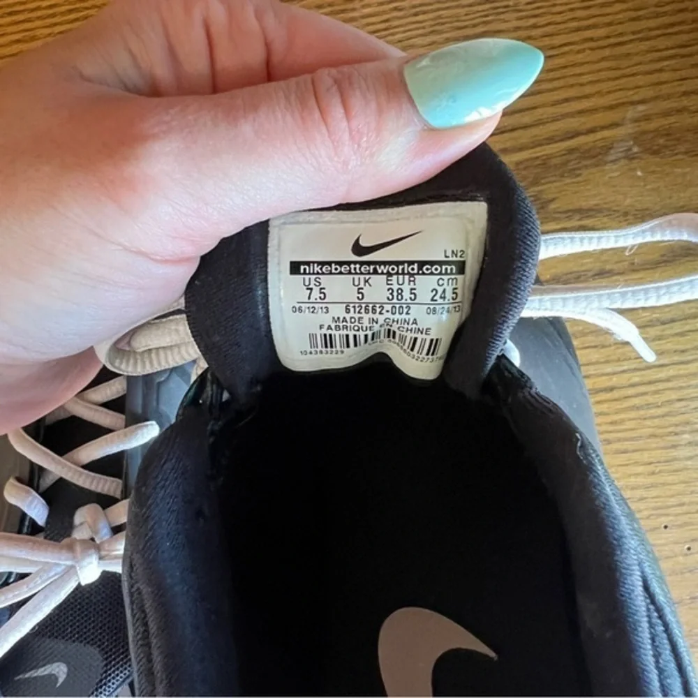 Nike Women's Black and Gray Athletic Shoes